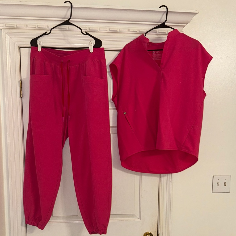 Figs Women's Pink Track Pants & Jogger Set